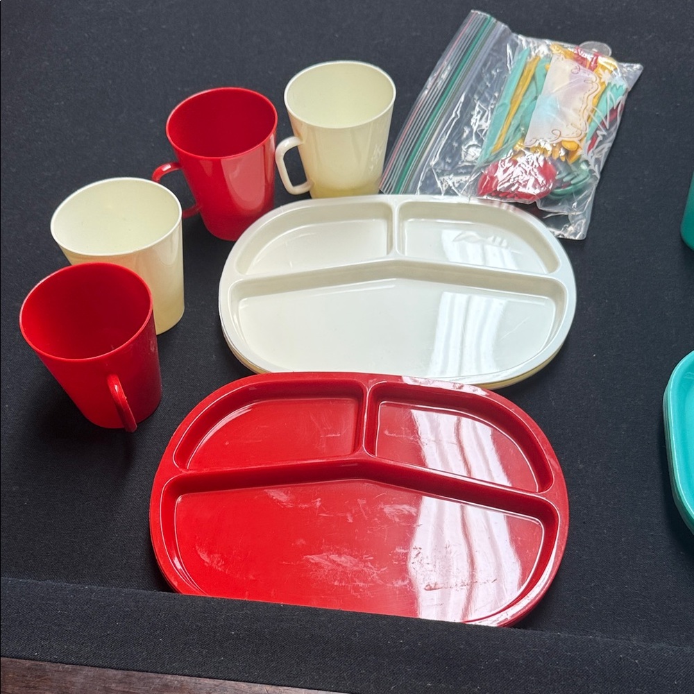 Colorful Plastic Dinnerware Set - Picture 13 of 15